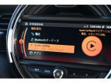 もはやMINI標準搭載とも言える、デザインアイコンの一つでもあるカーナビは各種設定から情報、マルチメディアまで、可愛らしい見てくれで多機能な装備の一つです。