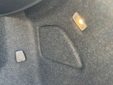 ラゲッジスペースにも12Vシガーソケット電源が装備されており、アウトドアなどで役立ちます