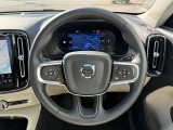 ステアリングホイールにはヒーター機能も付いており寒い日でも運転に集中していただけます。また左右のスイッチではアダプティブクルーズコントロールやナビゲーションコントロール、音声認識がお使いいただけます。