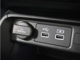 ◆USBチャージャー、12Vの電源ソケット◆使いやすい場所に装備されています。