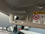 サンバイザーに鏡がついてますので車から降りる前に身だしなみチェック出来ます。