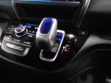 インパネシフトだから視線の移動も少なく足元もスッキリ。運転席もゆったりしているのでゆとりを持ってドライブできますね。