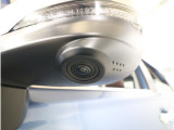 助手席側で見えにくい左前方の映像を、車内のマルチファンクションディスプレイに映し出します。前方への駐車や左寄せ、狭い道でのすれ違いなど、さまざまなシーンで安心して運転できる便利な機能です。