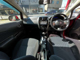 インパネ廻りの写真です。フロアーCVTですので、運転がしやすいです。純正メモリーナビ付きですので、ドライブやご旅行にとても便利です。