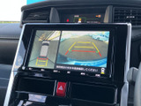 後方映像に加えて車両周辺を上から見た表示もあり、駐車時の周囲確認をサポートします。画面には距離の目安となるガイド線も表示され、狭い場所での切り返しや駐車に便利な装備です。