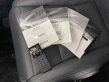 メンテナンスノート、取扱説明書です。 その車の整備記録が事細やかに記録されています。 車が生まれてから今までどのような道を歩んできたのか判るとても重要な物ですよ。