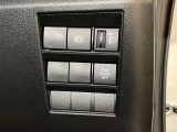 【オートマチックハイビーム】フロントガラス上部に設置されたカメラセンサーにより前方車両のランプや街路灯などの明るさを判定、自動的にハイビームとロービームを切替。