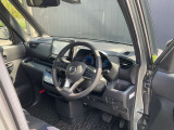 ガラスエリアが広く見晴らしのいい運転席。疲れにくいシートと相まって、安全快適に日常をサポートしてくれます。