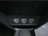 充電ポート&times;2・音楽用USBポート