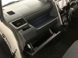 何かと便利なグローブボックス。メンテナンスノートや車検証、ちょっとしたメモと筆記用具等を入れておくとあればもしもの時にも便利ですね。