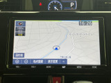 道路や現在地が地図上に表示され、目的地までのルート確認に役立ちます。縮尺や地点登録などの項目も画面下部にまとまり、必要な情報を探しやすい案内画面です。