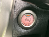 エンジン始動に使うプッシュ式のボタンを、運転席から手の届きやすい位置に配置。文字と表示が見やすく、日常の乗り降りの際にも操作箇所を確認しやすい設計です。