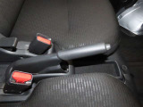 センターコンソールにパーキングブレーキレバーを装備しております。