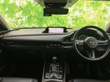 運転席からは前方を見渡しやすく、メーターや中央の画面も視線の届く位置にまとまっています。操作部の配置を確認しやすく、日常の運転にもなじみやすい室内です。