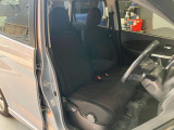 運転席、助手席です。座面も広くゆったりと座れてアームレストも付いているので重宝します。
