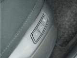運転席には、調整位置を登録・呼び出しできるメモリー機能付。運転を交代した際などに便利です。