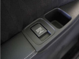 ◆サードシート用アクセサリーソケット◆3列目にも電源を設置。搭乗される方がスマホの充電をしたり、アウトドアのシーンでも活躍いたします!