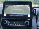 後方の映像とガイド線を画面に表示し、駐車時に車両後方の状況を確認する際に役立ちます。周囲を目視する習慣と併せて使えるため、車庫入れや狭い場所での後退をサポートします。