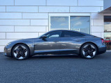 パワフルに、そしてダイナミックに。グランツーリスモでありながら、電気自動車の特性を活かした効率的で快適な走行性能をも徹底して追求する。その姿勢こそがe-tron GTの走りの根源的なコンセプトです