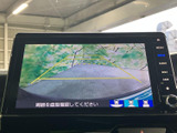 画面に周囲の映像とガイド線が表示され、駐車時の後方確認をサポートします。車庫入れや切り返しの際に、目安を見ながら落ち着いて操作しやすい装備です。