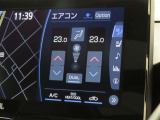 左右独立で温度調整可能なオートエアコンを装備しております。