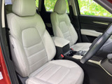 明るい色調のシートが広がり、運転席と助手席それぞれにヘッドレストを備えた落ち着いた室内です。座面や背もたれの形状が体を受け止め、前席でゆったり過ごせます。
