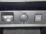 充電用USB端子付き。スマートフォンなどの充電に便利です。