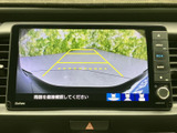 後方の様子に加えて目安となるガイド線も表示され、駐車時の周囲確認をサポート。画面だけに頼らず、直接目視しながらご活用ください。