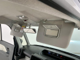 【サンバイザー】車内で身だしなみを整えるためのバニティミラーがセット。お化粧直しや髪型のチェックに活用できます。