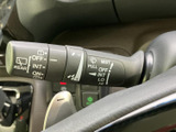 レバー上に各種表示が記され、操作内容を確認しやすい設計です。運転席から手の届く位置に配置されているため、天候の変化に応じた操作に便利です。