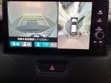マルチビューカメラシステム搭載車です。お車の周囲を全方位でカバーします。後方・前方・両脇と、コンディションが悪い視界でもカラーモニターに映し出した映像がドライバーをサポートします。