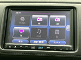 CD/DVDやFM、AM、テレビ、iPod、SDなど、複数の音源を画面から選べます。項目が見やすく整理されており、利用したい音源へ切り替えやすい装備です。