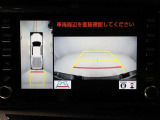 パノラミックビューモニターを装備。駐車場や交差点でクルマを真上から見るように周囲を確認できます。機能の詳細は販売店スタッフまでおたずねください。