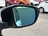 後側方車両検知で車線変更時も光って教えてくれるので安心です。