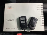 キーを持っているだけでドアハンドル横のボタンを押すとドアの施錠・開錠が行なえます。そのまま車内にキーがあればエンジンを掛けることも出来、とても便利です。