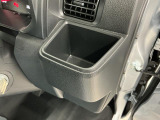 【カップホルダー】お飲み物が手に取りやすい位置に。長時間のドライブには必需品です☆