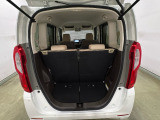 開口部も広く荷物の積み下ろしもしやすいお車となっております。シートの背もたれは5:5の割合で分割して可倒できるので、長いお荷物などを載せることもできます。
