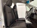 座面も厚みがあり背もたれも高く、広い足元にゆったり座れるシートです。運転席と助手席の間が空いている為、助手席側への移動がスムーズです。交通量の多い道でも助手席側から乗り降りができます。
