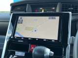 地図画面には現在地周辺の道路が表示され、目的地までのルート確認に役立ちます。画面上の表示が見やすく、運転前の行き先確認や、慣れない場所へのお出かけにも便利です。