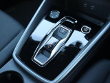 Audi正規ディーラーが高品質をお約束。高度な訓練・教育を受けたAudi専任メカニックが、100項目にもおよぶ精密な点検を実施。すべてクリアしたAudi車だけ、あなたのお手元に届けられるのです