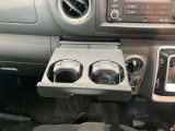 前席側にドリンクホルダーあります♪運転中でも手が届きやすい位置にあって使い易いです♪