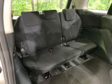 床下収納式のサードシートです。座席部分をコンパクトに収納でき、広大な荷室スペースとしてお使いいただけます!乗車人数や荷物の量など利用シーンに合わせて3列目を有効活用でき、とっても便利♪