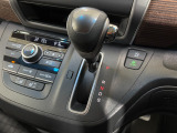 インパネシフトだから視線の移動も少なく足元もスッキリ♪運転席もゆったりしているのでゆとりを持ってドライブできますね!