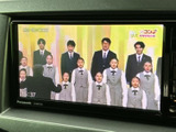 テレビ番組を画面で視聴できるため、停車中の待ち時間にも活用できます。画面には番組映像が表示されており、移動の合間に過ごす時間をより楽しくしてくれます。