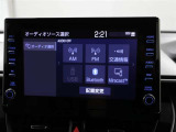 ディスプレイオーディオを装備。スマホとクルマをつなぐことで、これまでのナビに加えて、色々なサービスが楽しめます。