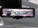 スマートルームミラーは、車両後方のカメラ映像をミラー面に映し出すので、同乗者や積み荷などの車内状況や、天候などに影響されずいつでもクリアな後方視界が得られます。