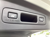 荷物を抱えていてもラクに開け閉め。Hondaスマートキーを持っていれば、開扉だけでなく、閉扉までをハンズフリーで行うことができます