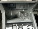 オートブレーキホールド付き ブレーキペダルを踏んで停車した際に、ブレーキを保持し続ける機能です。これにより、信号待ちや渋滞時など、ブレーキペダルから足を離しても、車が勝手に動き出すのを防ぎます