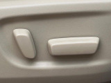 【メモリー機能付きパワーシート】ドライバーごとに設定したシート位置を記憶して、ボタン一つで切り替えできる便利な機能!運転する方が複数名いらっしゃるご家庭におすすめです♪