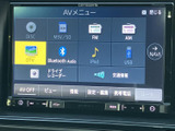 ディスクやラジオ、Bluetooth Audio、iPod、USBなどの選択肢が画面に並びます。使いたい音源を一覧から選べるため、普段の音楽鑑賞やラジオ利用にも便利な装備です。